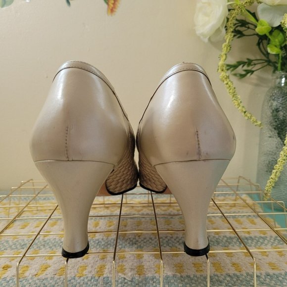 Salvatore Ferragamo Vintage Neutral Woven Shoe Heel - Picture 6 of 14